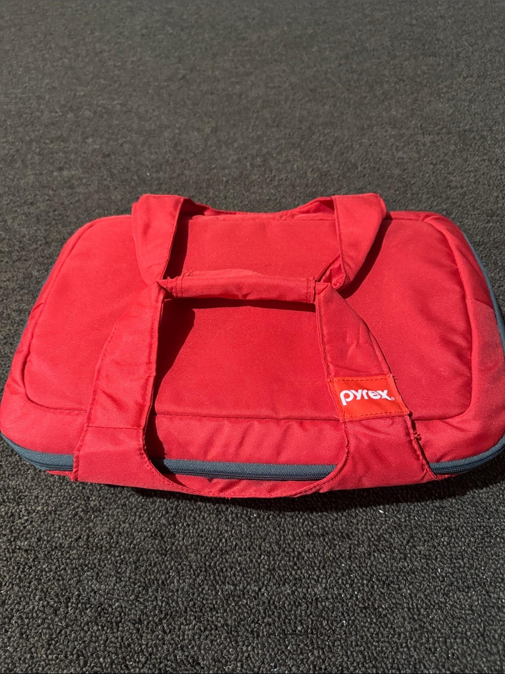 Pyrex Glass Bakeware with Red Quilted Insulated Carrying Bag w/Handles